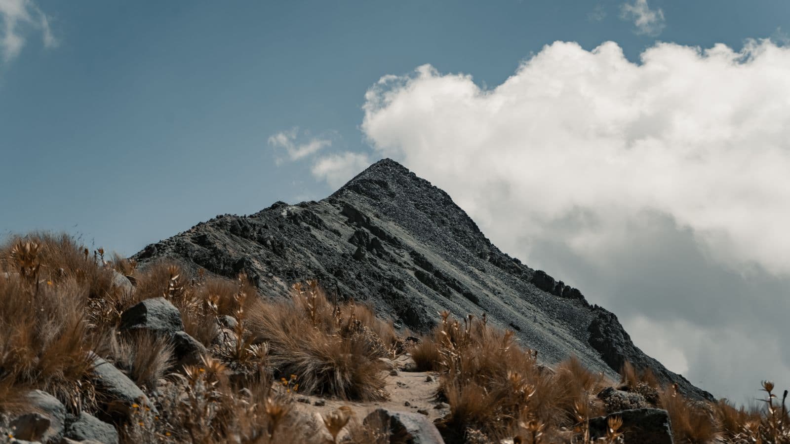 Sommet de montagne rocheux sous un ciel nuageux — devenir n°1 sur Google dans sa niche