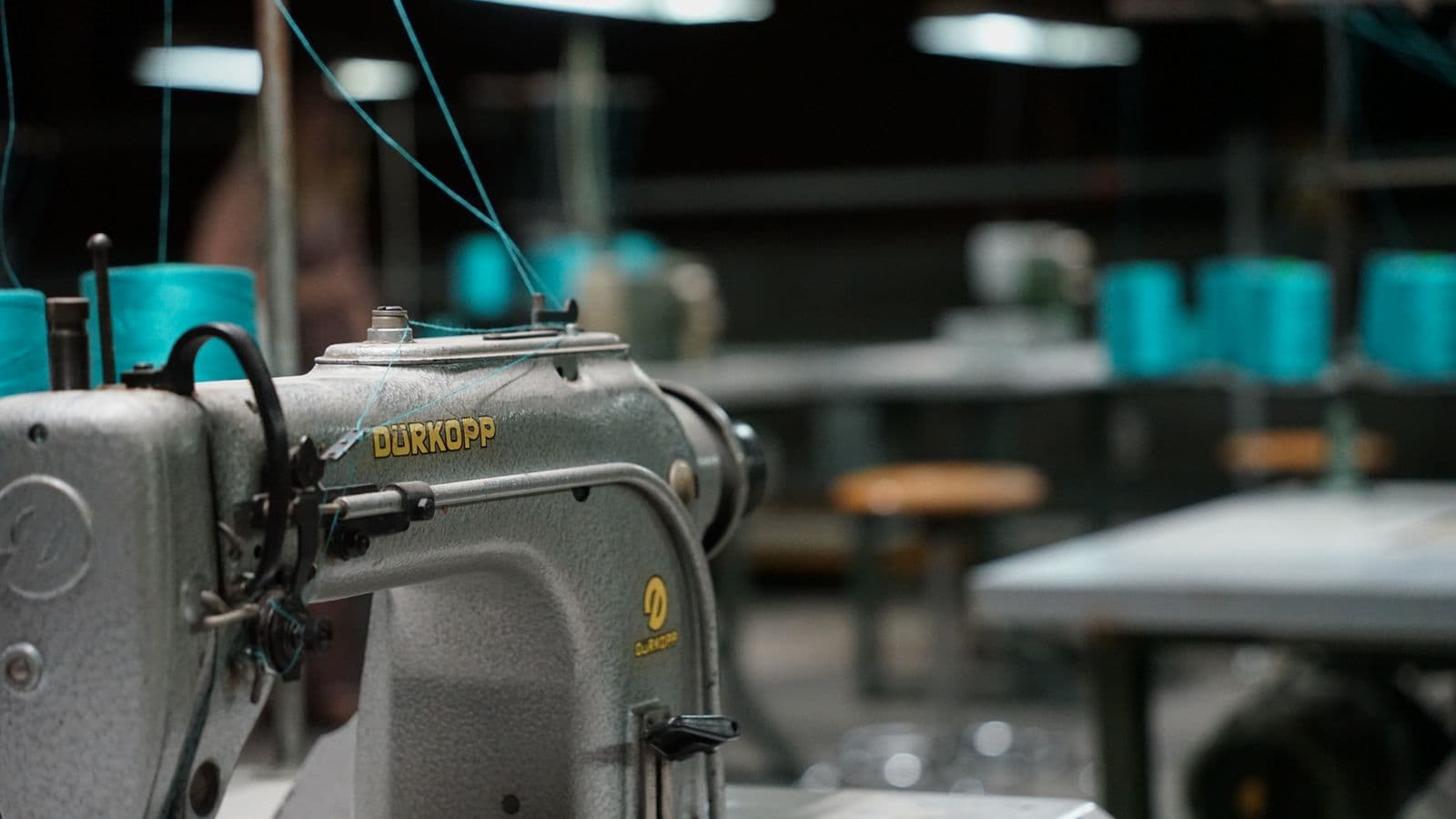 Machine à coudre industrielle dans un atelier — logiciel sur mesure ou solution du marché
