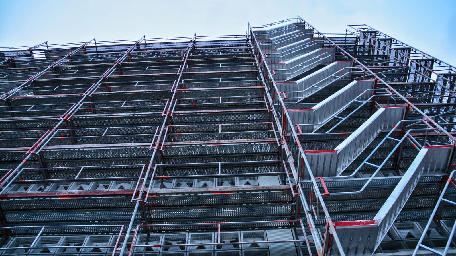 Échafaudage métallique vu en contre-plongée sur un chantier — refonte de site internet